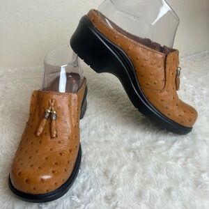 Ariat Woman’s Sz 7.5 B Cognac Ostrich Print Slip On Slides Clogs Tassel MINT